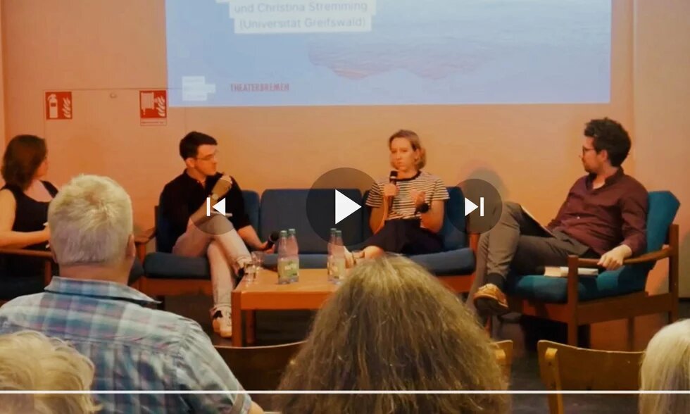 Video Schipsel vom Europaquartett. Vier Personen sitzen auf einer Bühne und unterhalten sich