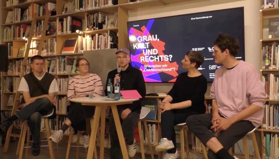 Podium von Grau, kalt und rechts - wie reden wir über „Ostdeutschland“?