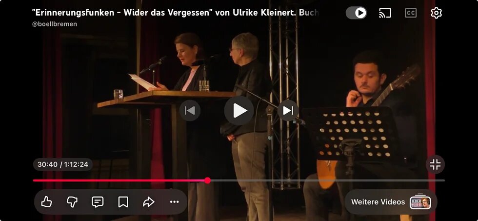 Auf den Bild ist die Autorin Ulrike Kleinert und die zusätzliche Leserin Ulrike Knospe beim vorlesen des Romans "Erinnerungsfunken - Wider das Vergessen" zu sehen. Außerdem ist der begleitenden Gitarrist  Aladdin Haddad zu sehen.