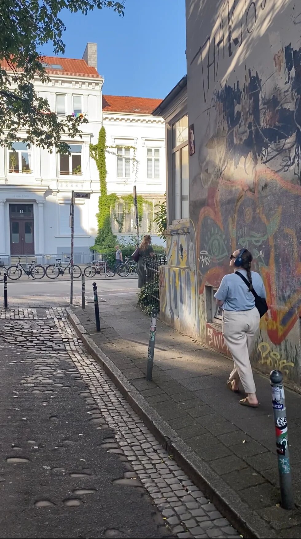 Person läuft eine Straße entlang.