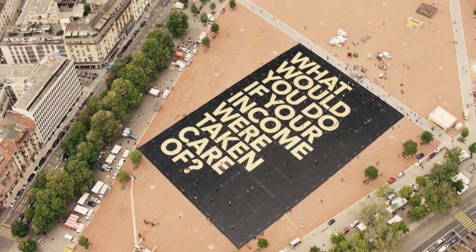 Foto eines Platzes aus der Vogelperspektive auf dem steht "What would you do if your income were taken care of"