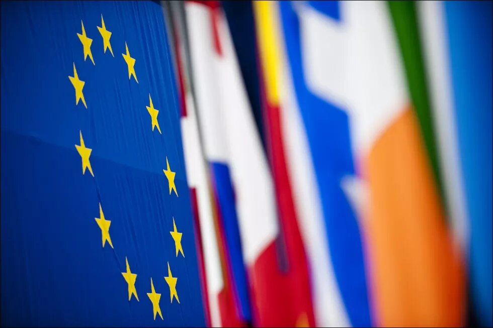 Europäische Flagge rechts im Bild, links verschiedene Länderfahnen