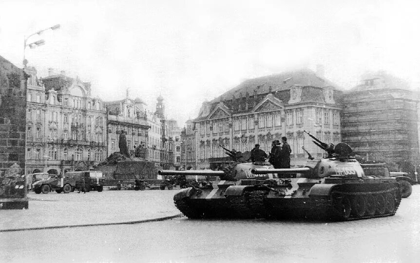 Schwarz-Weiß-Aufnahme eines Sowjetischen Panzers in Prag.