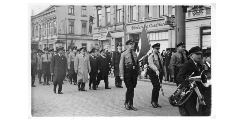 Der 1935 durch Krupp geschickte technische Direktor Otto Hofmann beim Maiumzug 1938 in der Carl-Benz-Straße Der 1935 durch Krupp geschickte technische Direktor Otto Hofmann beim Maiumzug 1938 in der Carl-Benz-Straße
