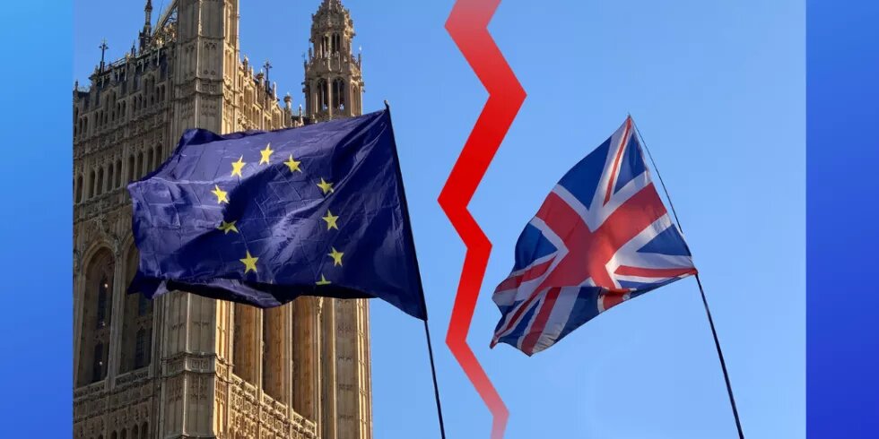 EU-Flagge und Großbritannien-Flagge vor blauem Himmel und dem Palace of Westminster EU-Flagge und Großbritannien-Flagge vor blauem Himmel und dem Palace of Westminster