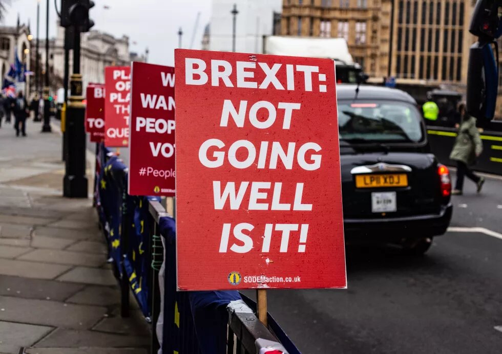 BREXIT: NOT GOING WELL IS IT! Plakat am Straßenrand - BREXIT: NOT GOING WELL IS IT!