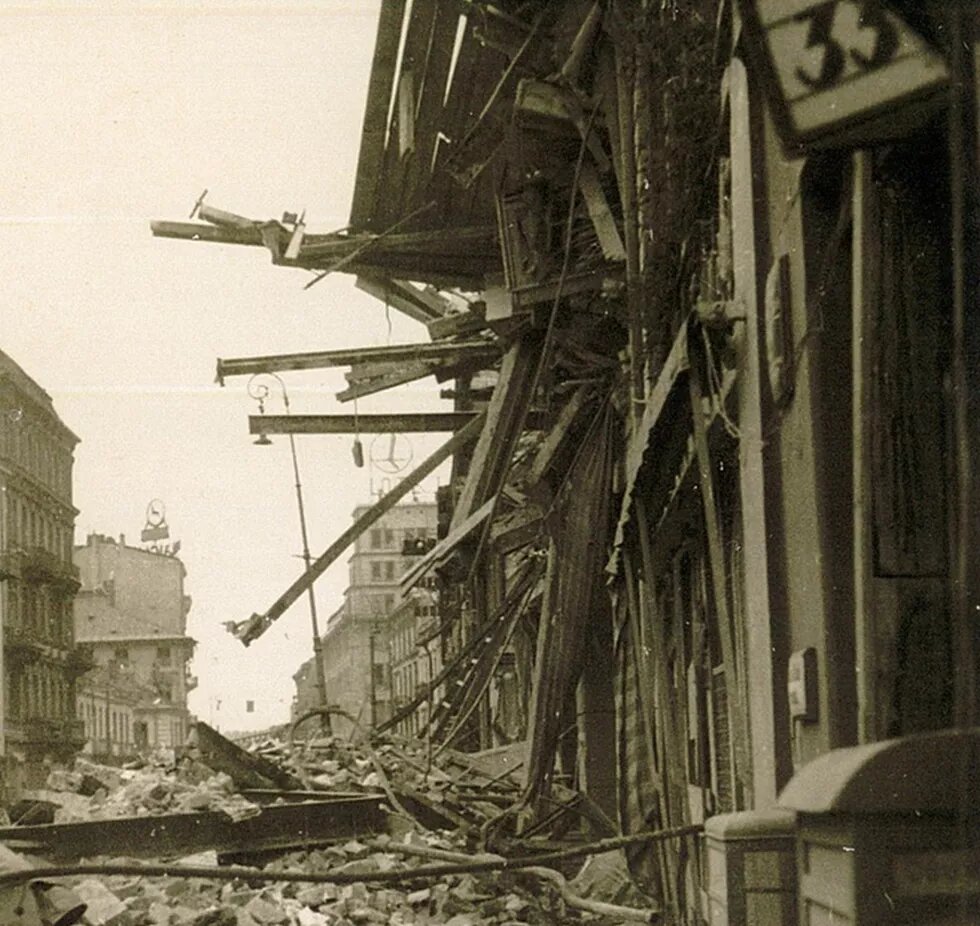 Die Zerstörung Warschaus begann im September 1939 mit Luftangriffen. Zerstörung Warschaus im September 1939 durch Luftangriffen.