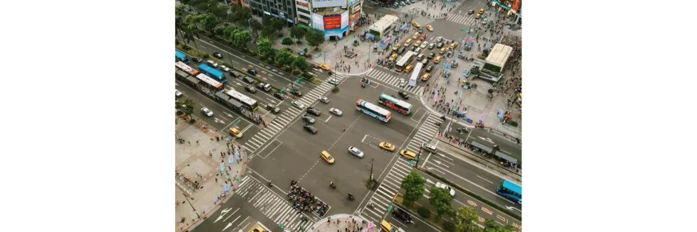 Luftaufnahme einer verkehrsreichen Kreuzung Luftaufnahme einer verkehrsreichen Kreuzung
