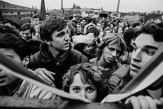 Menschen zu sehen bei einer Demonstration auf dem Letná 1989