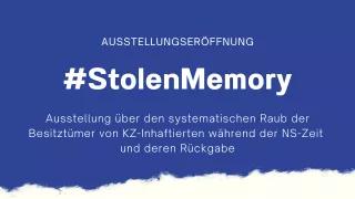 Weiße Schrift auf blauem Hintergrund "Ausstellungseröffnung #Stolen Memory. Ausstellung über den systematischen Raub der Besitztümer von KZ-Inhaftierten während der NS-Zeit und deren Rückgabe"
