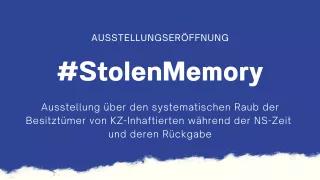 Weiße Schrift auf blauem Hintergrund "Ausstellungseröffnung #Stolen Memory. Ausstellung über den systematischen Raub der Besitztümer von KZ-Inhaftierten während der NS-Zeit  und deren Rückgabe"