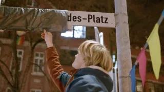 Foto von der Enthüllung des Straßenschilds "Metta-Cordes-Platz"
